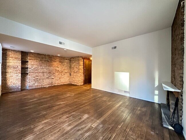 Building Photo - 605 W Surf St