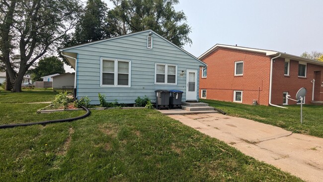 Building Photo - West end duplex, walking distance to every...