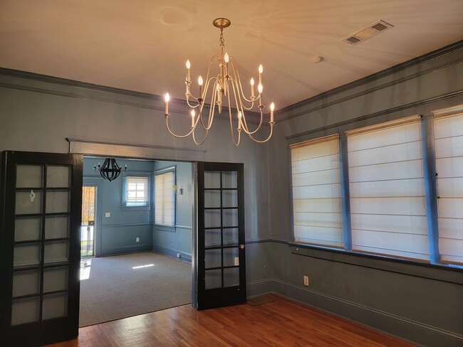 Building Photo - 10ft Ceilings - Chandeliers - Linen Gold S...