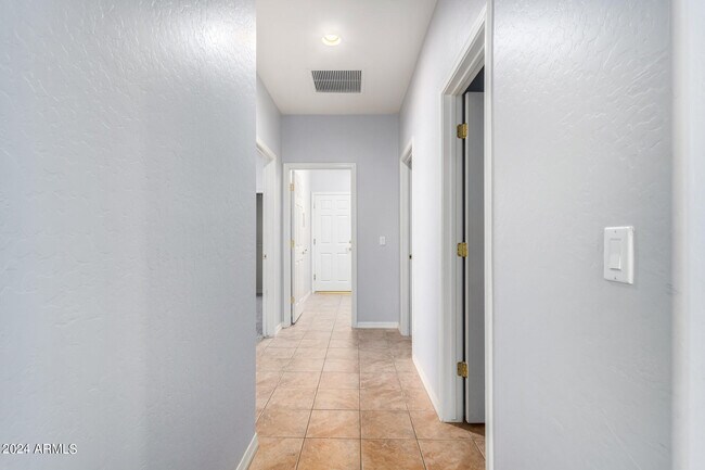 Building Photo - 14094 W Edgemont Ave