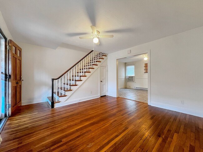 Building Photo - Classic Richmond Row House Steps from Byrd...