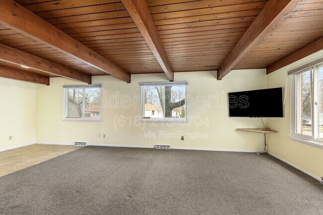 Building Photo - 841 Houseman Ave NE