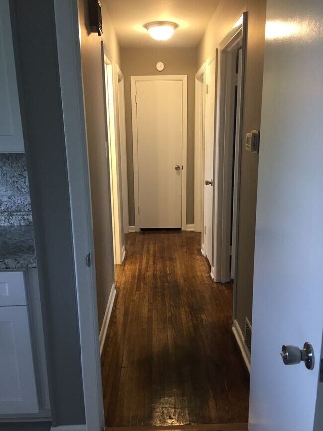 Building Photo - LARGE Spacious 5 bedroom 3 bathroom House