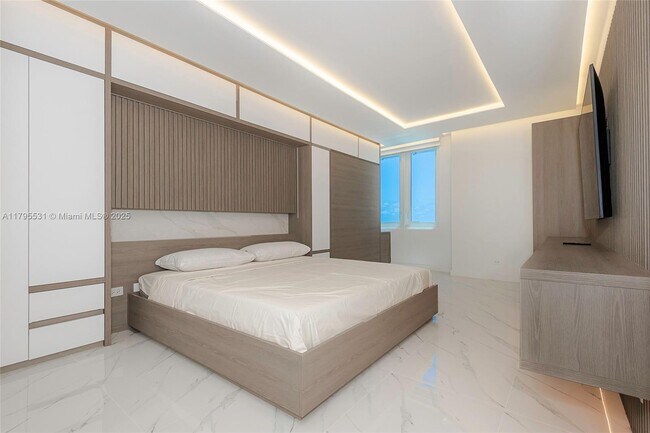 Building Photo - 2301 Collins Ave