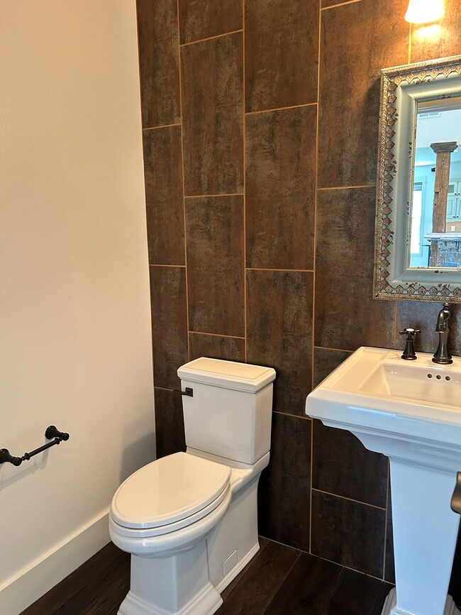 Building Photo - Stunning luxury rental!