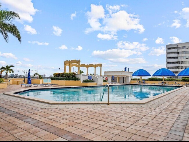 Building Photo - 7601 E Treasure Dr