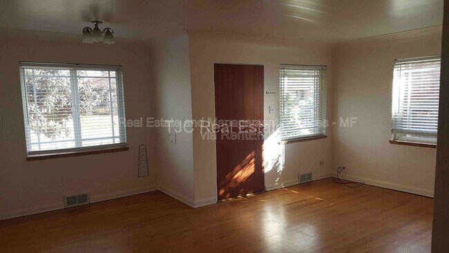 Building Photo - 1215 S Jackson St