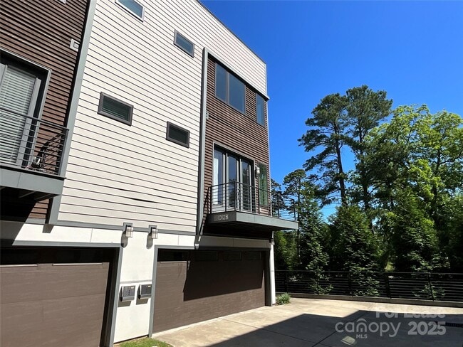 Building Photo - 1012 Westbrook Dr