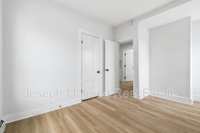 Building Photo - 848 Bank St