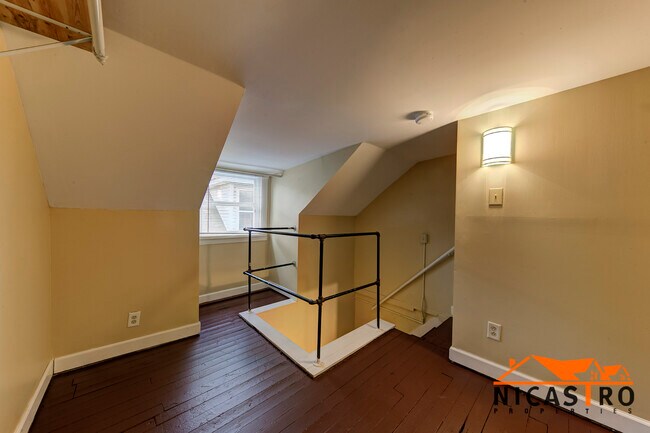 Building Photo - 136 E 11th Ave
