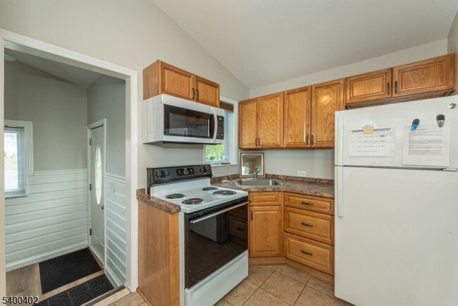 Building Photo - 59 Iroquois Ave