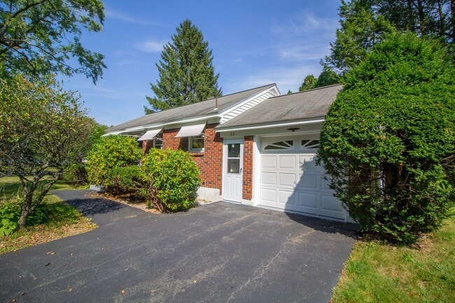 Building Photo - 2 BD 1BA Shaker Schools