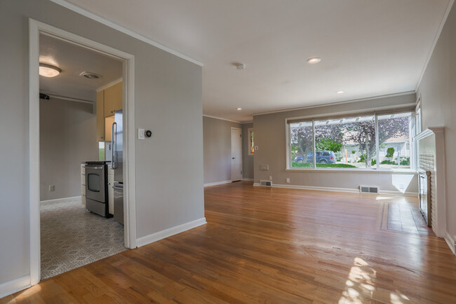 Building Photo - Light and Bright West Seattle Charmer in H...