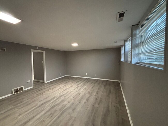 Building Photo - Spacious 4 Bedroom/ 2 Bath Home for Rent !