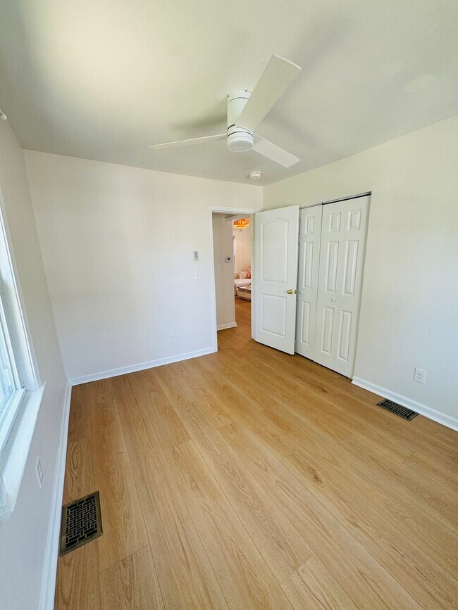 Building Photo - 404 S Horners Ln
