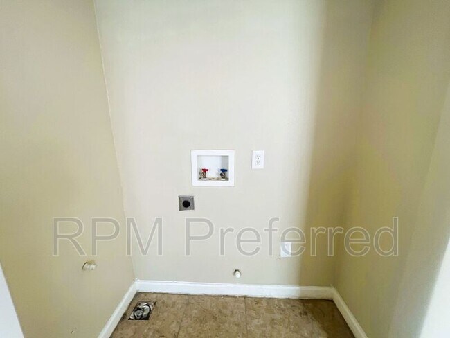 Building Photo - 3813 Drew St