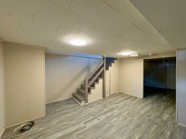 Building Photo - 433 Oakwood Rd