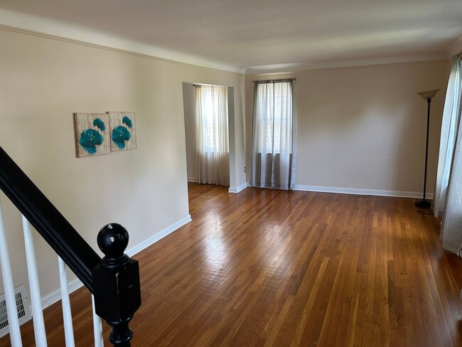 Building Photo - Spacious Colonial For Rent in Lyndhurst