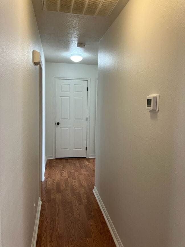 Building Photo - 627 E Springhill Dr