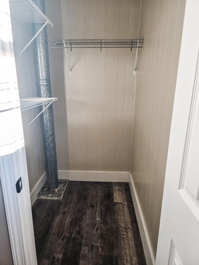 Building Photo - Renovated 1-bedroom, 1-bath apartment featuring a bright, modern layout with stylish updates thro...