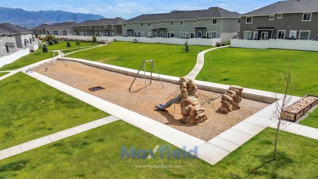 Building Photo - Spacious 5-Bedroom End-Unit Townhome with ...