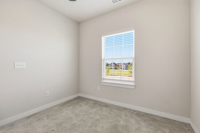Building Photo - 101 Iris Cir
