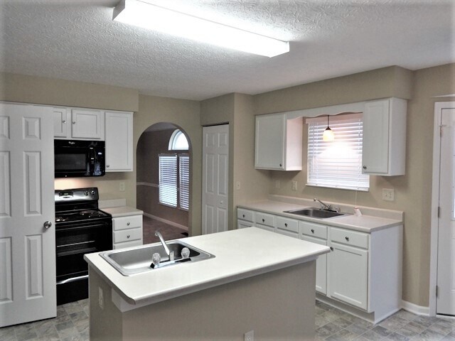 Building Photo - 523 Riverby Lane