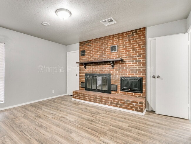 Building Photo - 409 E Hill Dr