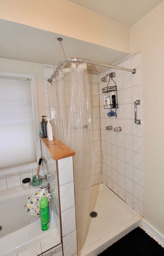 Building Photo - Fairway Golf Course 3 bed 3 bath with basement