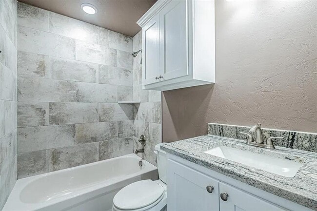 Building Photo - 1706 Highland Loop