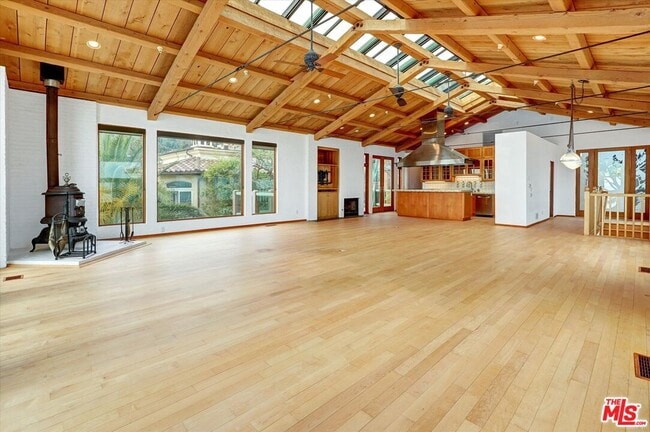 Building Photo - 3916 Rambla Orienta