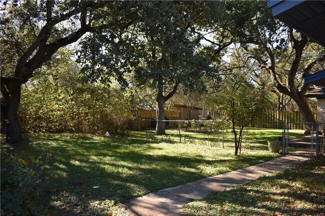 Building Photo - 2001 Oakglen Dr