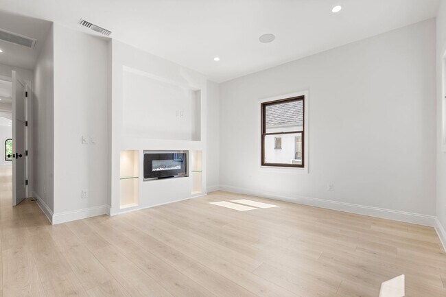 Building Photo - 341 N Genesee Ave