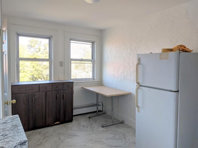 Building Photo - 102 Willow Ave