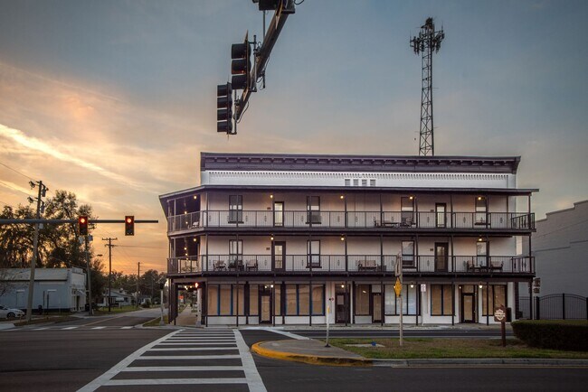 Building Photo - Renovated 1 Bedroom Apartment in Historic Colonial Building Unit 306
