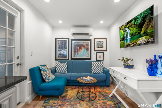 Building Photo - 801 Pequot Ave