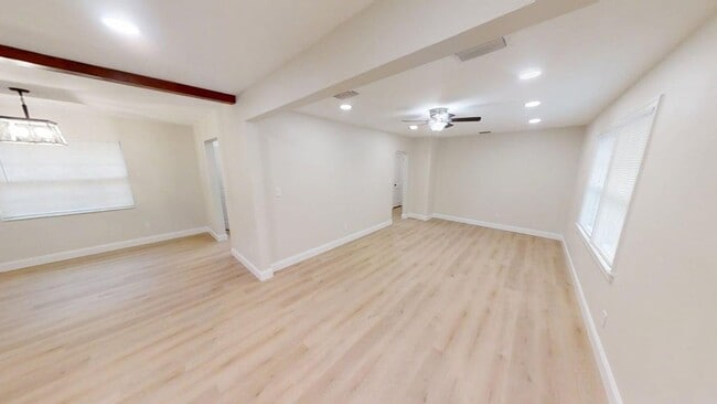 Building Photo - Charming 2 bedroom 1 bath - move in ready