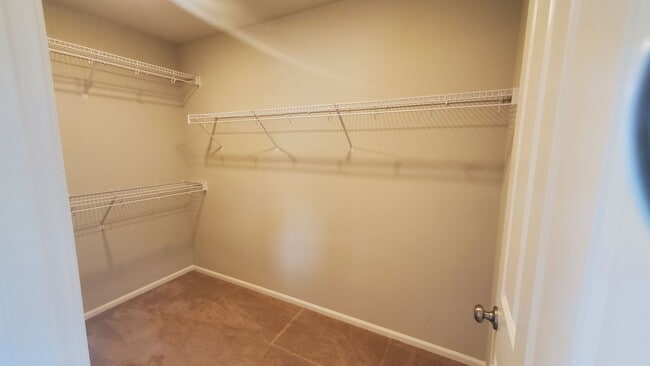 Building Photo - Beautiful Newer Puyallup Home You Will Not...