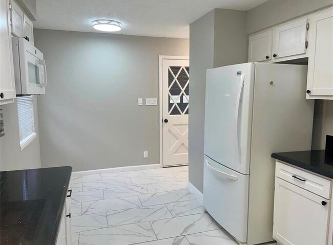 Building Photo - 5030 Valleyview Dr