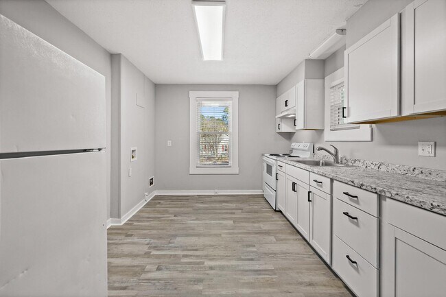 Building Photo - 501 E 4th St