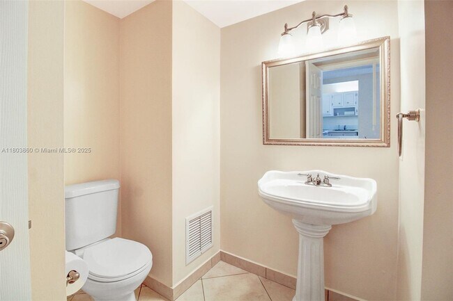 Building Photo - 18011 Biscayne Blvd