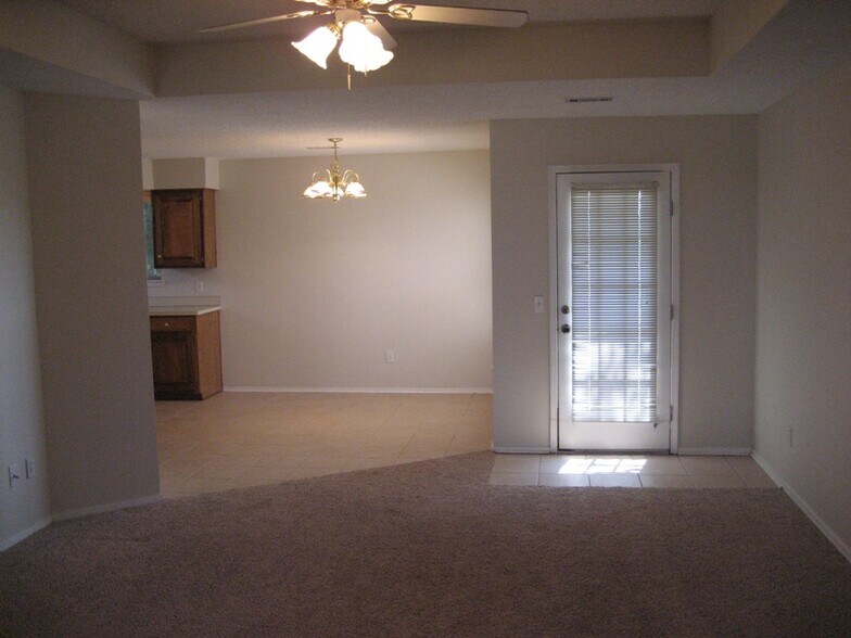 Building Photo - 1010 S Liberty Dr