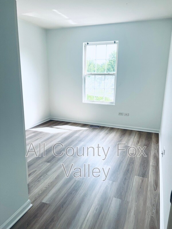 Building Photo - 503 Lakeside Ct