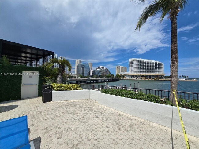 Building Photo - 999 Brickell Bay Dr