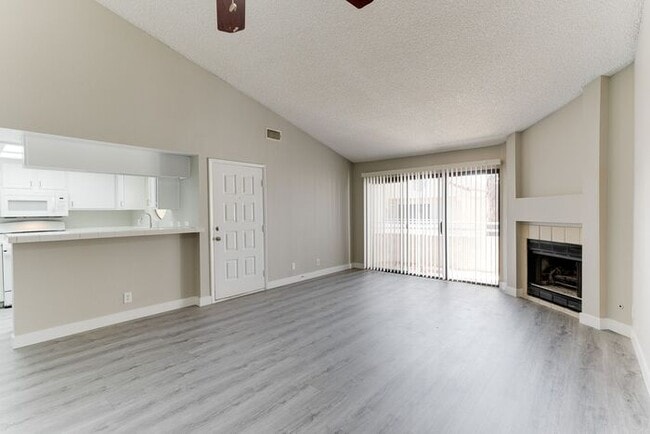 Building Photo - Charming Upstairs Condo with Dual Balconies & Spacious Layout!