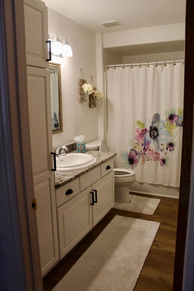 Building Photo - Gorgeous