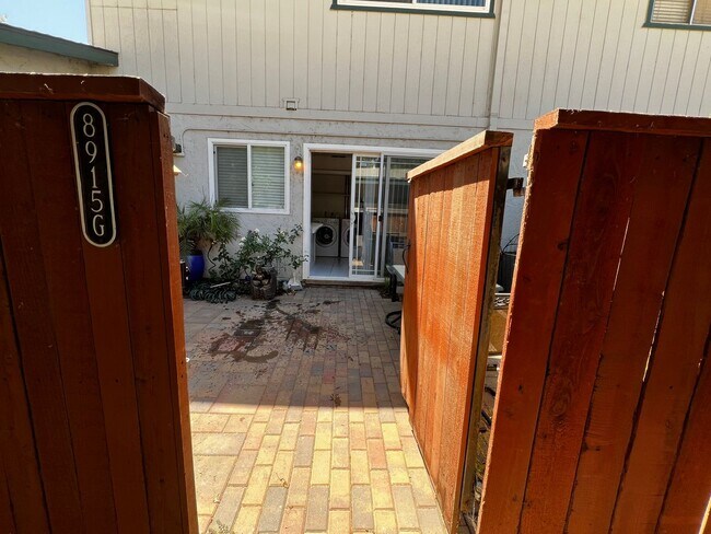 Building Photo - 8915 Salmon Falls Dr