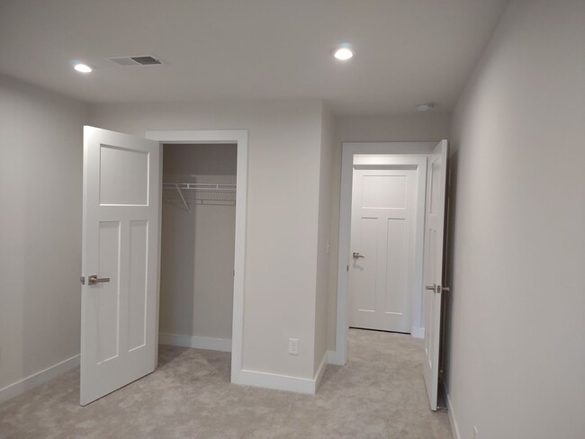 Building Photo - Superlative 6 Bedroom, 5 Bathroom Home in ...