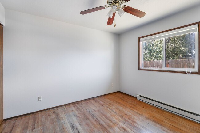 Building Photo - 3 Bed 1.5 Bath - Garage w/Storage - Pet Fr...