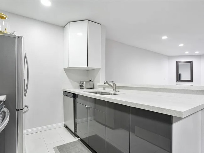 Building Photo - 355 S Madison Ave